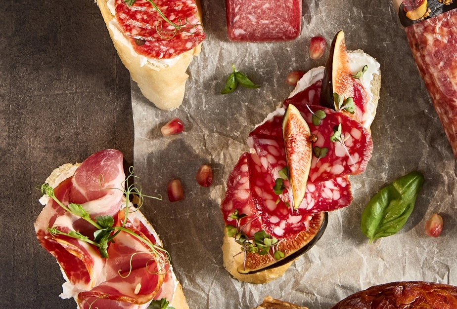 Колбасы и мясные деликатесы