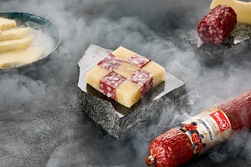 Закуска с сыром и  сырокопченой колбасой 