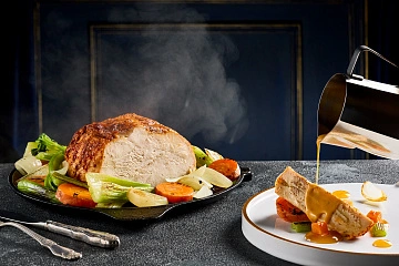 Буженина из свинины с медовым соусом с кориандром и мятой