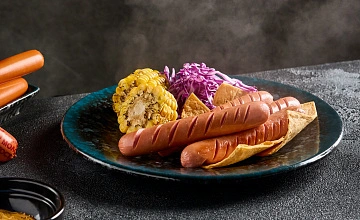 Сосиски с печеной кукурузой и капустой